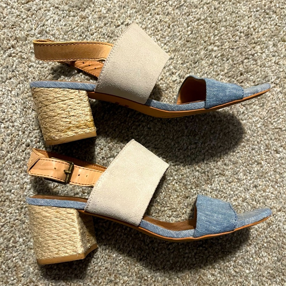 Women’s 7.5 Toms sandals